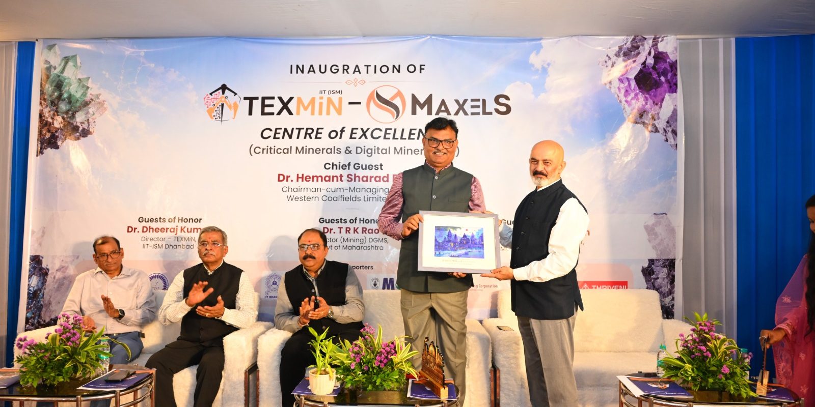 Presentation of Memento - Dr. Anupam Agnihotri, Head of the TEXMiN–MaxelS Centre of Excellence, presents a commemorative memento to Dr. Dheeraj Kumar, Director, TEXMiN, IIT (ISM) Dhanbad, during the inauguration of the TEXMiN–MaxelS Centre of Excellence for Critical Minerals & Digital Mineralogy.