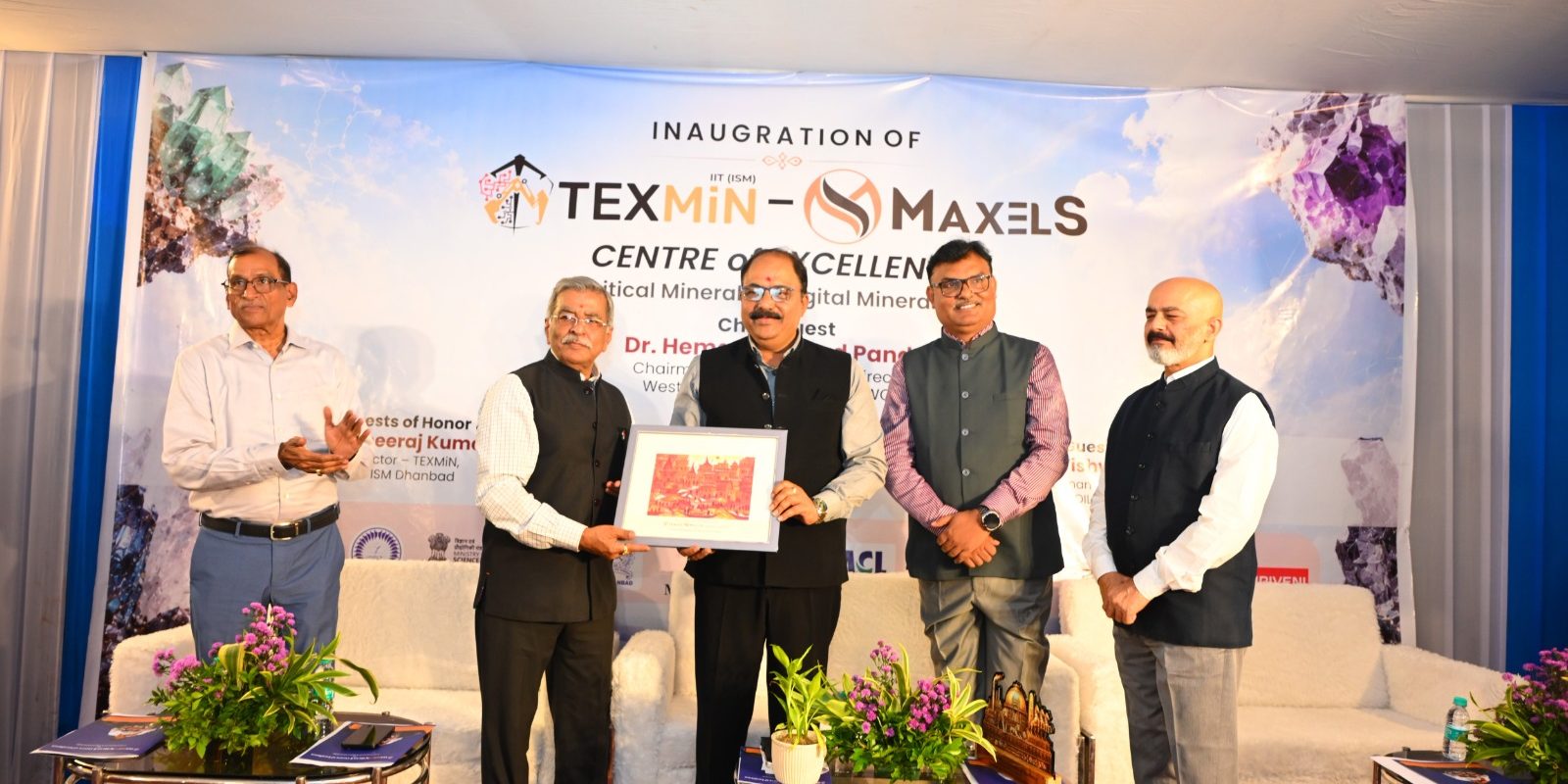 Presentation of Memento — Mr. Madhu K. Nair, CEO of MaxelS Tekventures, presents a commemorative memento to Dr. Hemant Sharad Pande, CMD of Western Coalfields Limited (WCL), during the inauguration of the TEXMiN–MaxelS Centre of Excellence for Critical Minerals & Digital Mineralogy.
