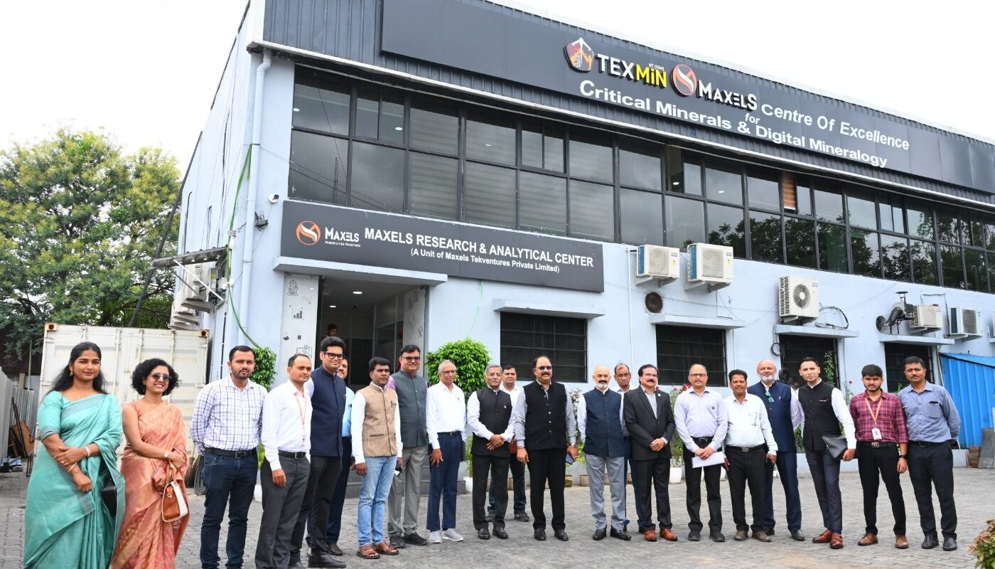 Group Photograph at the Centre — Dignitaries, TEXMiN–MaxelS representatives, and team members pose together outside the TEXMiN–MaxelS Centre of Excellence for Critical Minerals & Digital Mineralogy.
