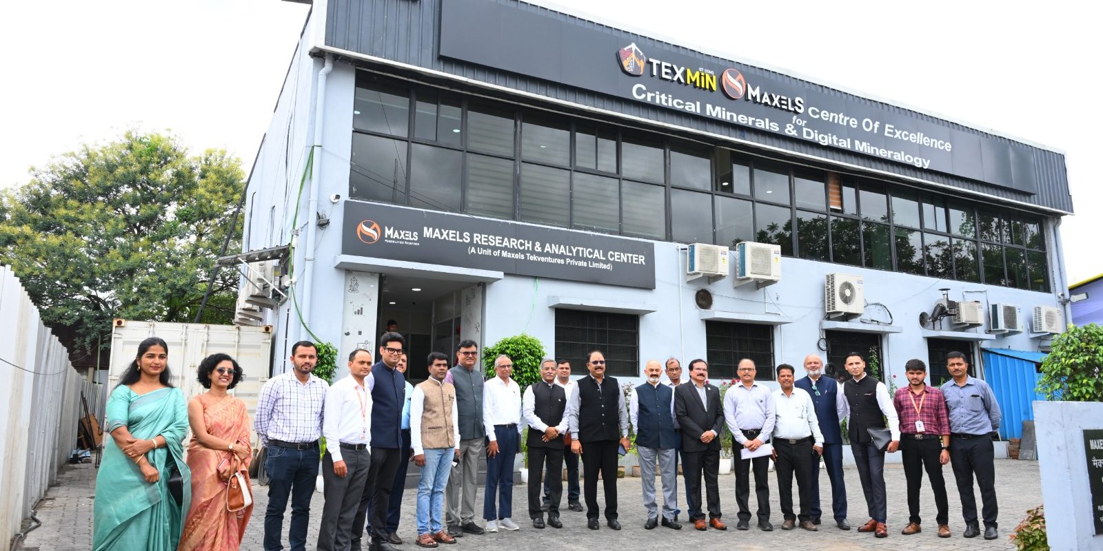 Group Photograph at the Centre — Dignitaries, TEXMiN–MaxelS representatives, and team members pose together outside the TEXMiN–MaxelS Centre of Excellence for Critical Minerals & Digital Mineralogy.